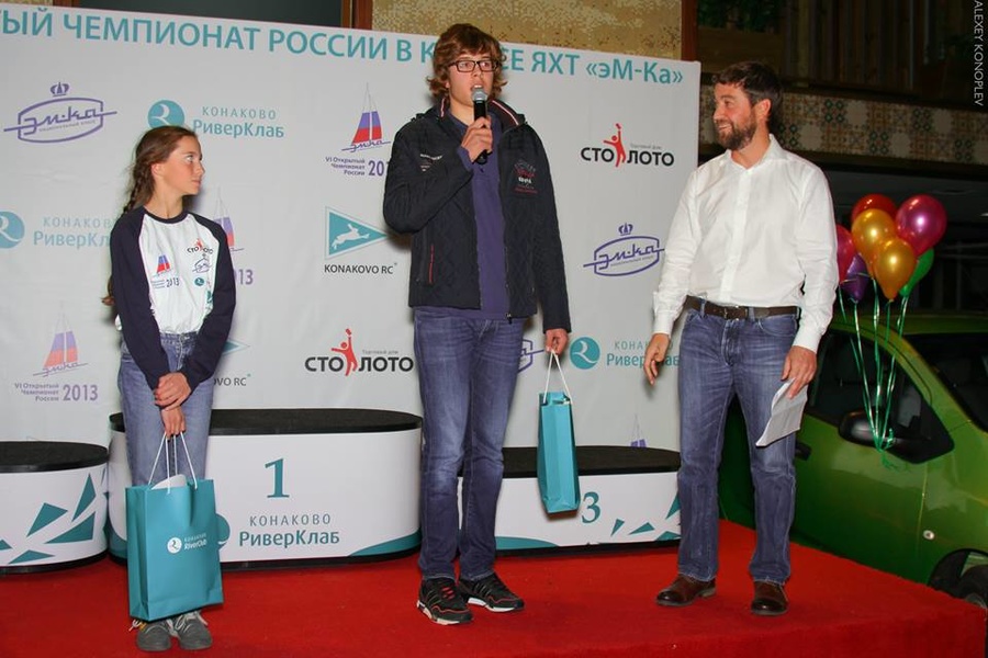 Anastasia Kuzmina and Peter Terentyev. The ceremony is hosted by Oskar Konyukhov.