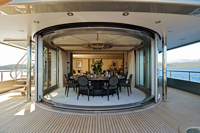 The aft third of the lower deck is dedicated to the dining area surrounded by a glass partition. Transparent openings can be opened and closed depending on the weather.
