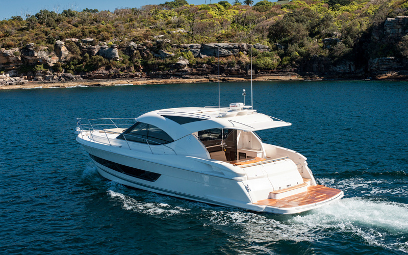 Riviera 4400 Sport Yacht