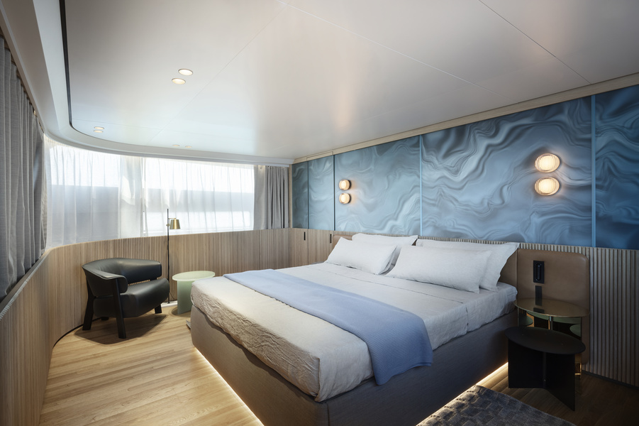 Using epoxy resin in the decoration of the master cabin