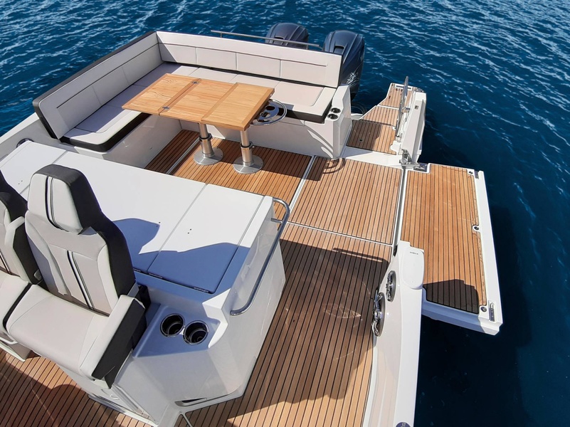 The folding board increases the area of the Cap Camarat 12.5 WA cockpit and acts as a bathing platform.