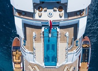 At the stern there is a 10-meter-long landscape pool with a water bar, the bottom of which is lined with mosaics. 