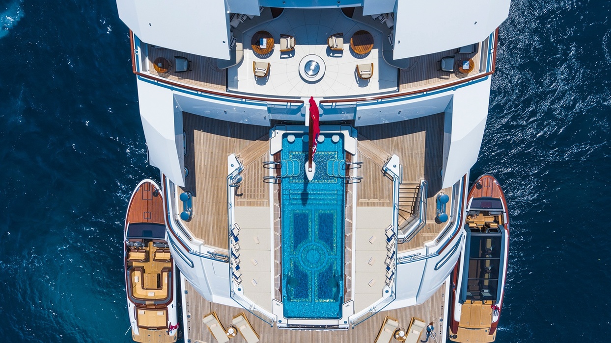 At the stern there is a 10-meter-long landscape pool with a water bar, the bottom of which is lined with mosaics. 
