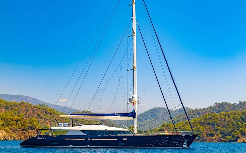 Pershing 70