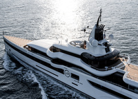 Sadly, the veil of secrecy about the interiors from Reymond Langton hasn't been revealed. But we know about bohemian chandeliers inlaid with crystals. Also for this reason, Feadship allowed itself to compare Lady S with a jewelry box.