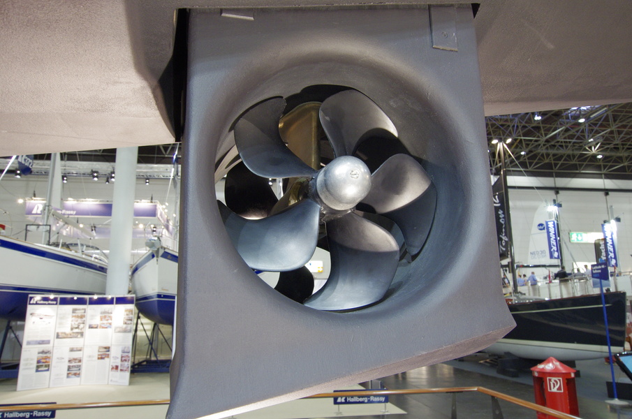 Extendable bow thruster
