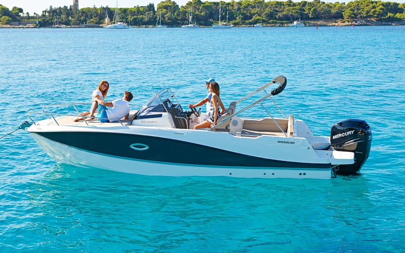 Quicksilver Activ 755 Sundeck