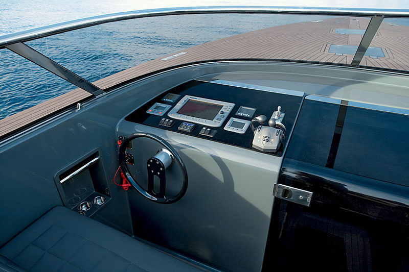 The front of the cockpit is protected by a portable awning, which in the following modifications will raise the centimeters by ten so that tall people do not have to bend down.