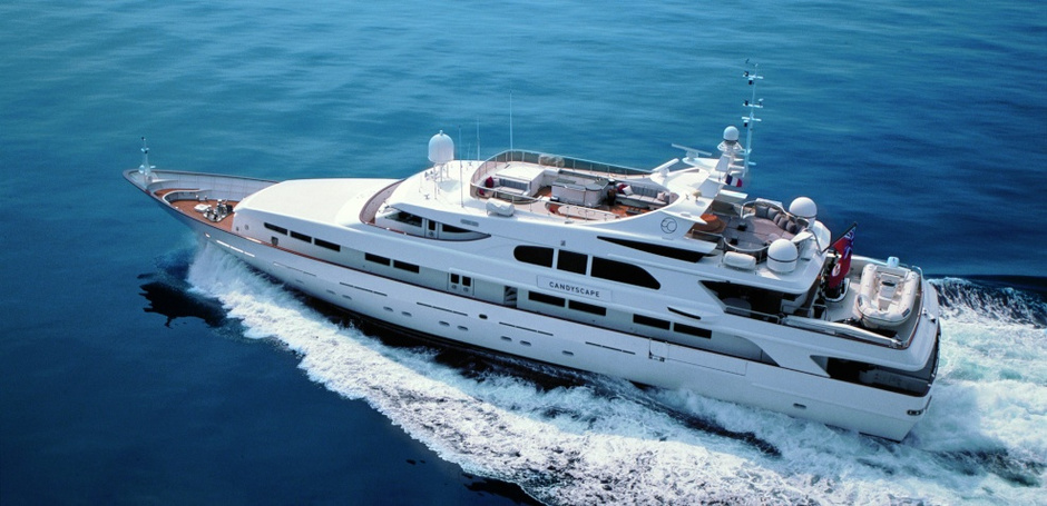 Michael Hirtenstein bought a Candyscape for a very lucrative €4.5 million. He eventually sued his own lawyer. Now the renovated yacht can be rented for €125,000.