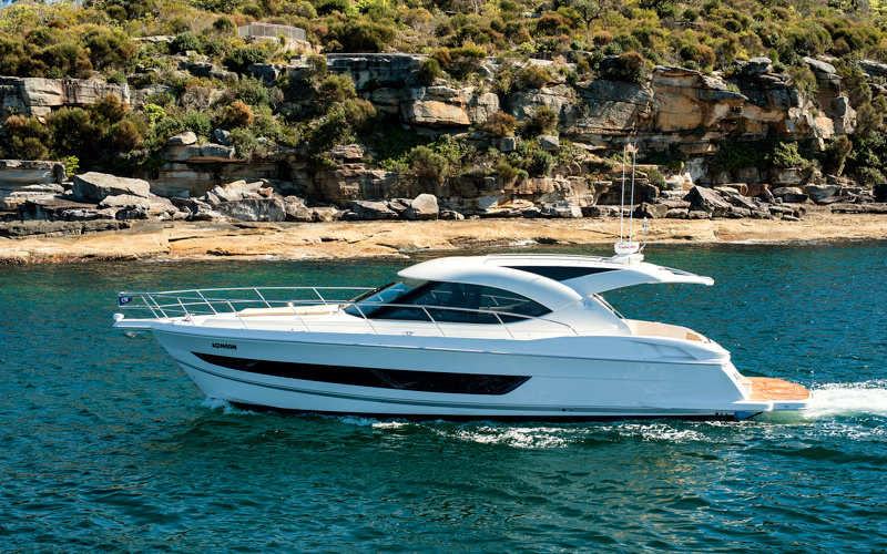 Riviera 4400 Sport Yacht