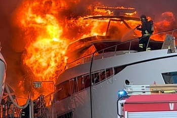 Пожар на верфи Ferretti уничтожил 30-метровую суперяхту