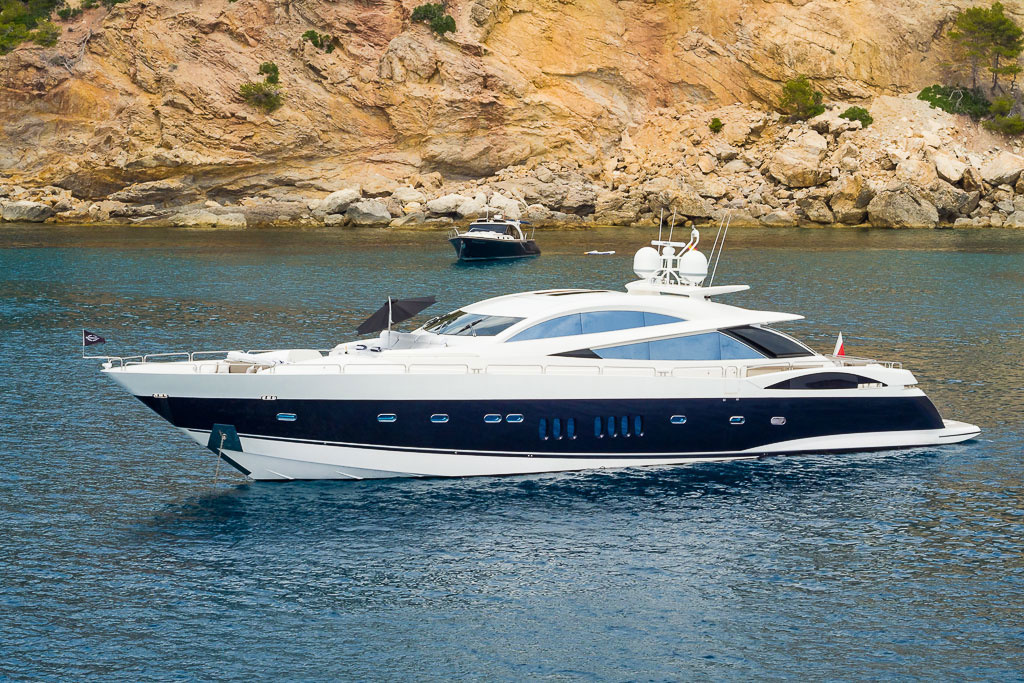 In the film about Agent 007, the 2004 yacht was built by the «floating lair» villain Le Chiffre, which was opposed by James Bond. Equipped with three 2,000hp MTU semi-submersible propellers and capable of 45 knots, she was a perfect match for the chase scenes. The water resistance is enhanced by the narrow body.