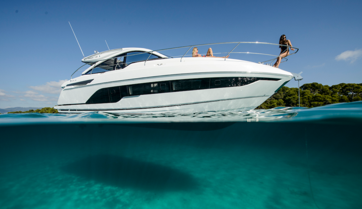 Since its launch (in 2013), the 14 metre semi-closed cruiser with a cloth hatch Targa 45 Open has become a real bestseller at Fairline UK shipyard. The main emphasis in the development of the model was on spaciousness and comfort for communication on deck. Guests can sit both in the dining area and next to the control area. There is a sunbed on the roof of the tender garage for a 300 kg RIB like the Williams 285 Jet. Inside Targa 45 guests are expected to have two cabins.