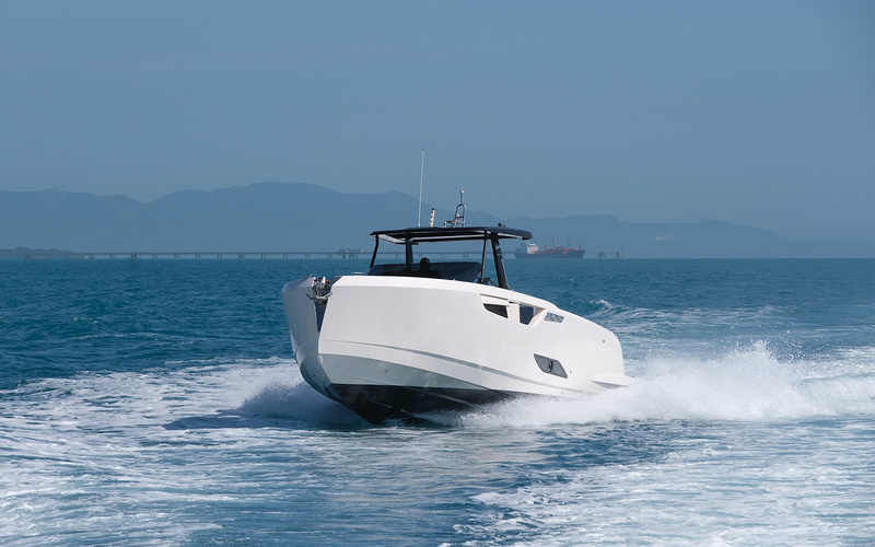 Cayman 400 Walk around