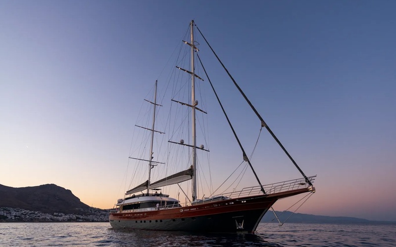 Privateer Flybridge 52