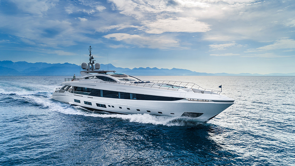 Aft El Leon features a 70 square beach club opening on three sides and a large lounge area on the main deck.