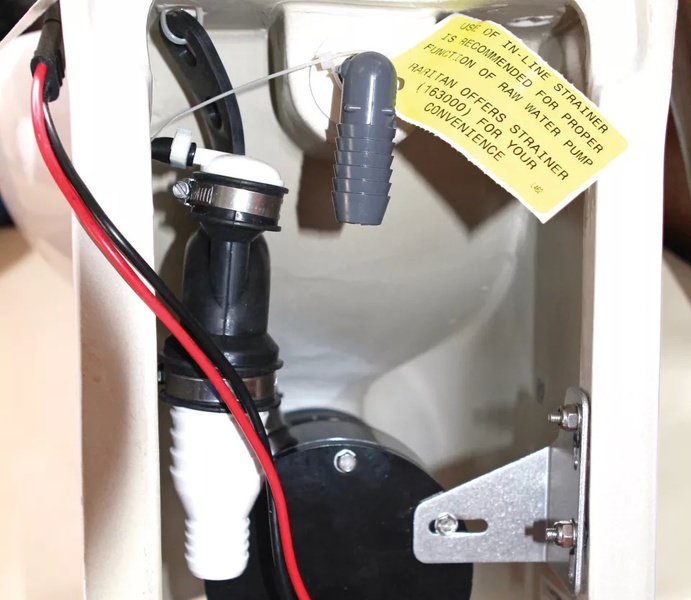 The inside of the latrines is very simple to install and the pump with shredder is located directly under the bowl.