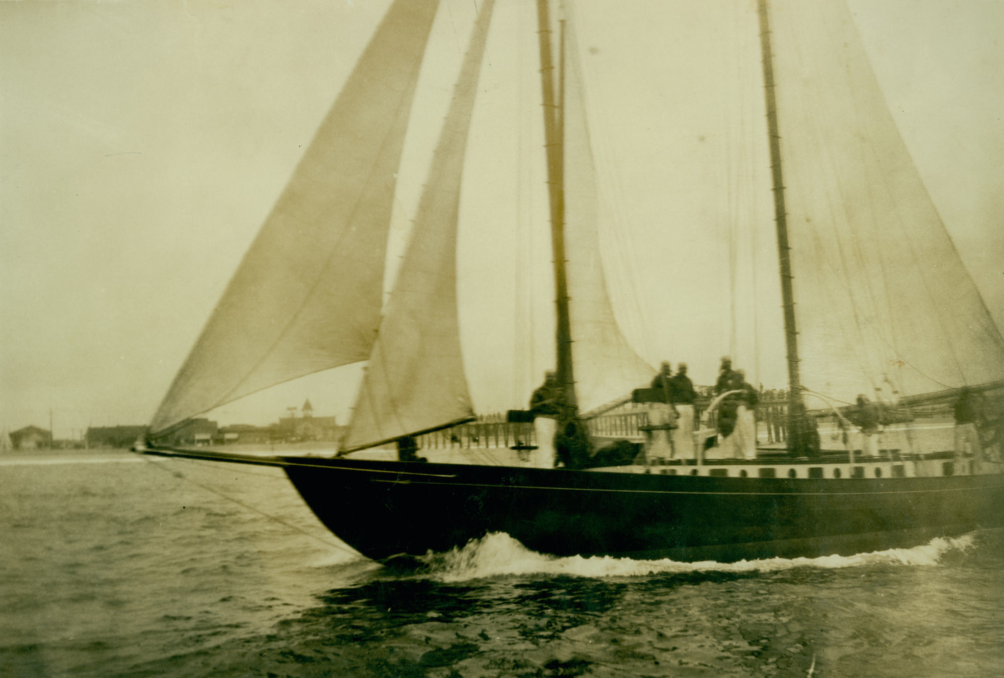 Летом 1928 года группа участников Transpac Race задумала идею создания клуба для спонсирования гонок. Это было началом Transpacific Yacht Club, который был официально зарегистрирован в 1937 году.