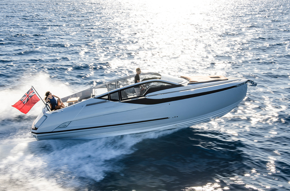 Fairline F//Line 33: видеообзор первого корпуса, доставленного в Россию