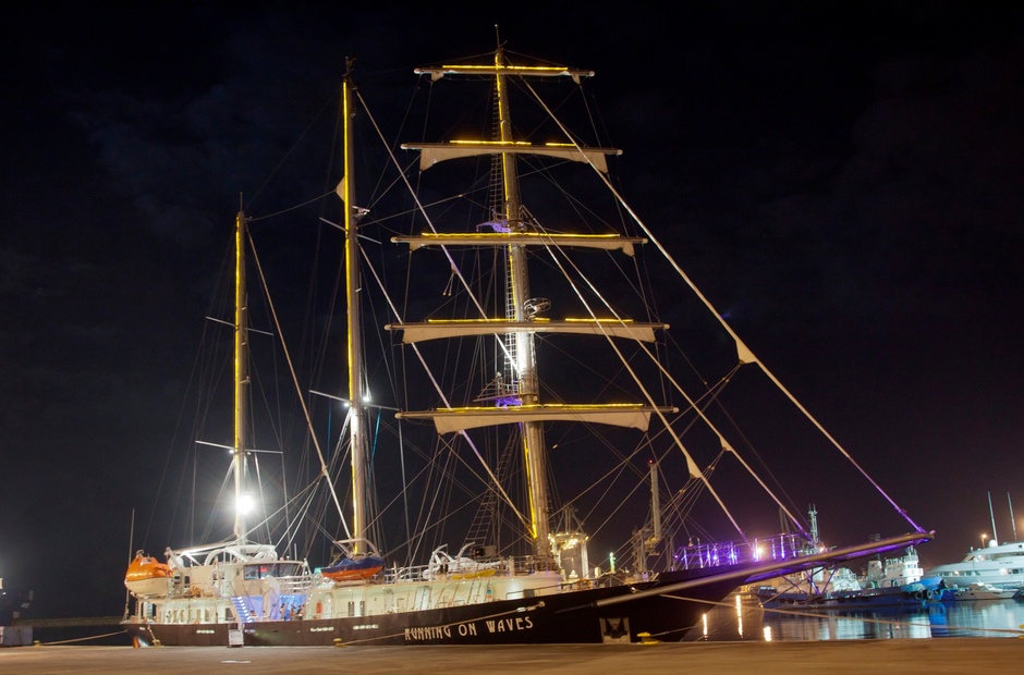 Segel Masten Yachten  Running on Waves