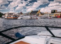 Все смотрится лучше с воды. Проверить это можно было, договорившись о тест-драйве, к примеру, новенькой Fairline 43 Open. Вон она виднеется, прямо по курсу. 