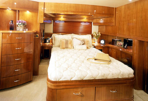 Carver 570 Voyager