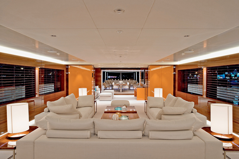 In the afternoon the guest salon is flooded with light from huge windows, and in the evening decorative lighting is switched on, creating a cozy, chamber atmosphere.