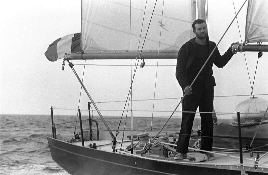 Eric Tabarley on Pen Duick II arrives in Newport after winning OSTAR 1964. 