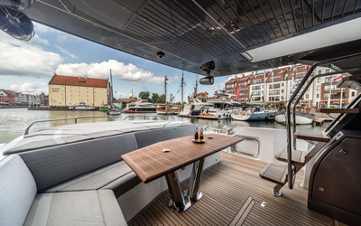 Galeon 700 Skydeck