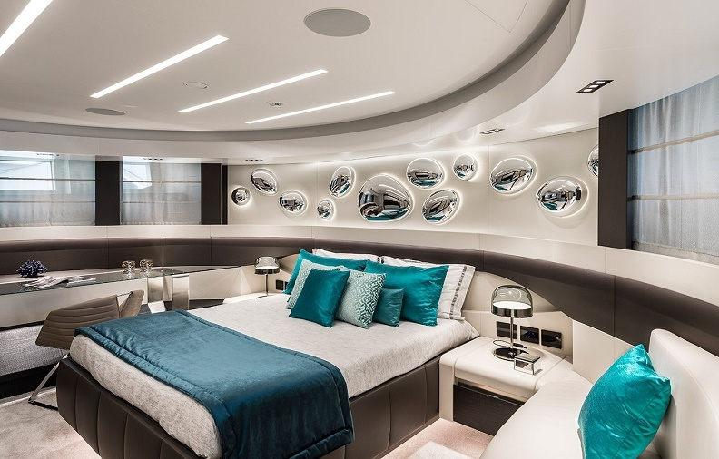 The master suite covers the entire width of the main deck. The turquoise cushions, the original décor above the headboard, reminiscent of bubbles of air in the water, look very much in theme - in a sea way.