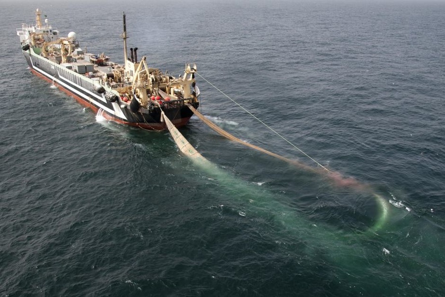 Dutch super trawler FV Margiris at work