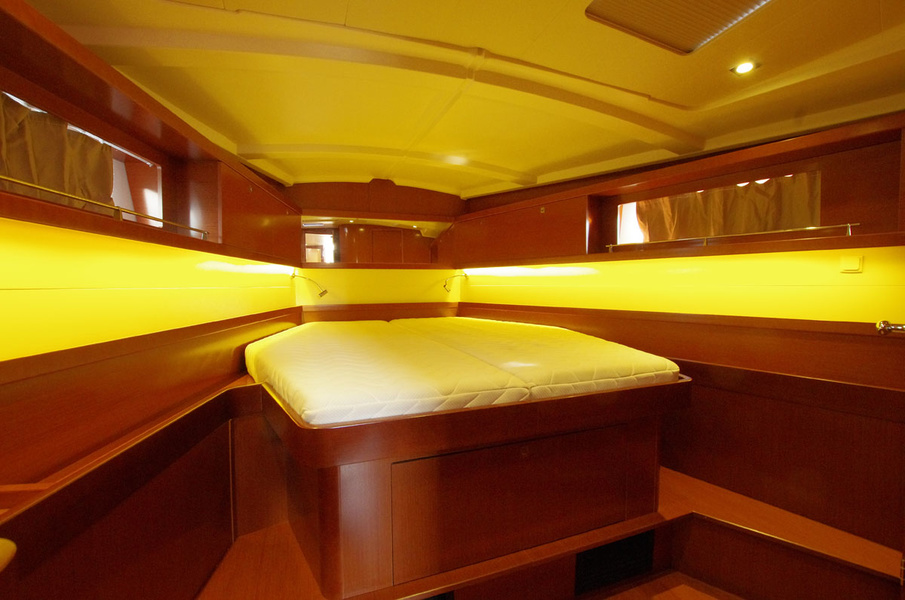 Bow cabin