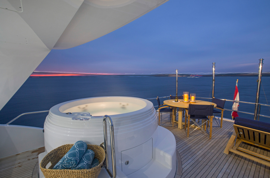 Hatteras Lady Carmen
