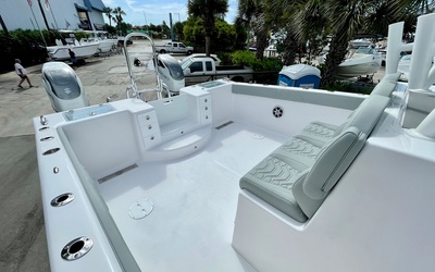 Twin Vee 340 Center Console GFX