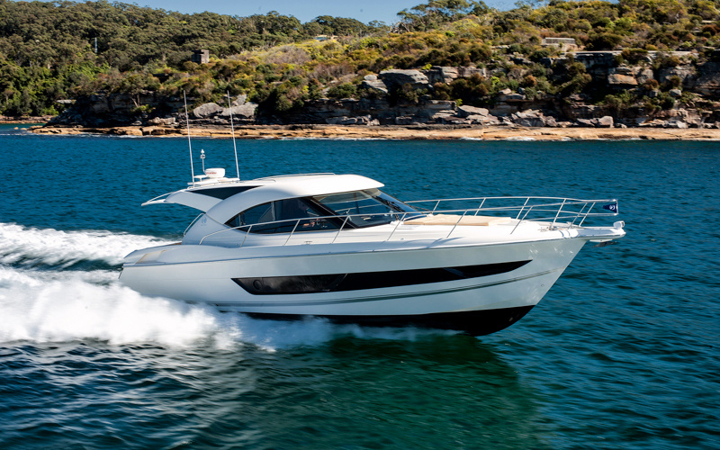 Riviera 4400 Sport Yacht
