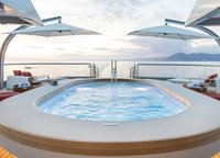 The effect of maximum fusion with nature is guaranteed again by the glass bulwarks. The most important thing is that aesthetics does not run counter to safety considerations. By the way, pay attention to the folding carbon umbrella masts. Bravo, Louise de Basto!
