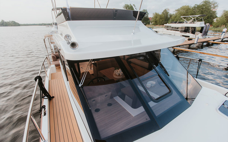 Cobra Futura 36
