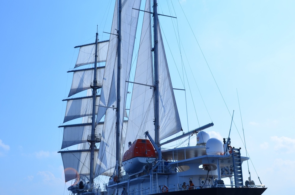 Segel Masten Yachten  Running on Waves