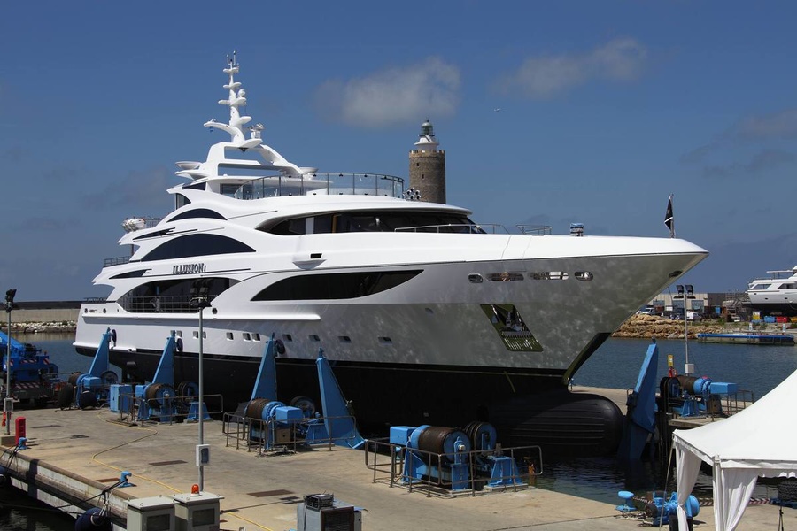 The boat's hull is made of steel and aluminum. The maximum speed is about 15 knots, the cruising speed is 12. Power reserve - 5000 nautical miles.