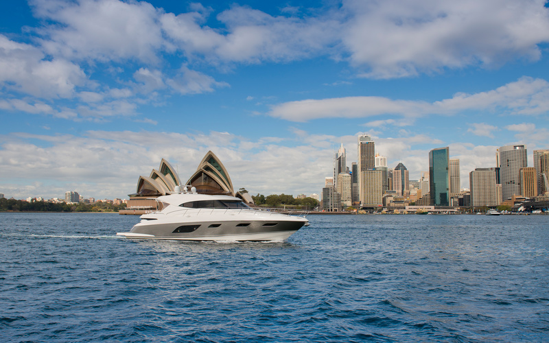 Riviera 6000 Sport Yacht