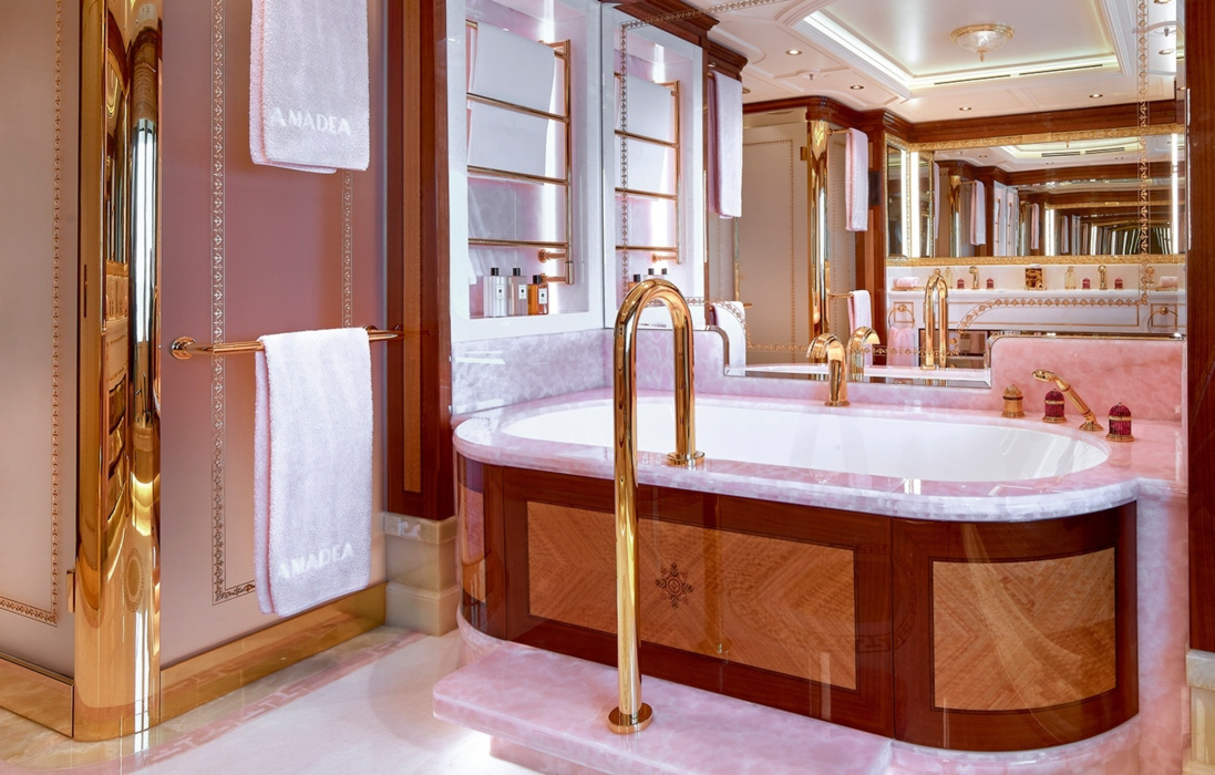 There is also a museum atmosphere in the owner's bathroom. Pink marble resonates with precious woods and gilded details. 