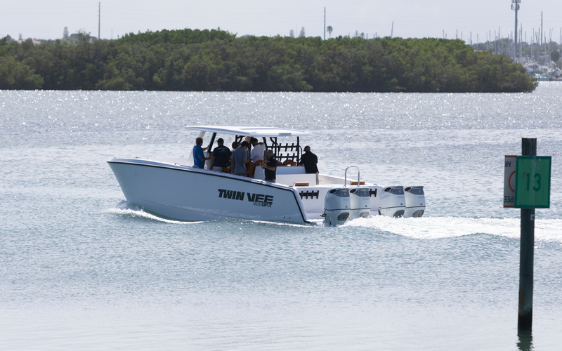 Twin Vee 400 Center Console GFX