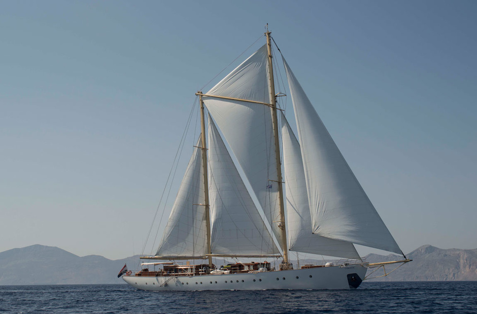 Ark Yacht Rhea