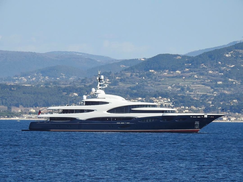  If you add up to €1,000,000, you can take another, more luxurious and new Oceanco from «under» Vladimir Potanin - 88.5-meter Barbara, again, Oceanco. The timeless exterior was created by the same Sorggiovanni. Elevator, cinema, Jacuzzi, gym... A complete set for a happy life! Exquisite designs - the skin of frogs and fugue fish or the horn of an Asian buffalo as interior decoration materials.