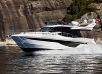 Морской 14,35-метровый круизер 460 Fly от польской верфи Galeon, выпускаемый с 2016 года — одна из лучших лодок в своем классе. Дизайн этой моторной глиссирующей яхты с флайбриджем разработал британец Тони Кастро (Tony Castro). Хотя три каюты рассчитаны на шесть гостей, максимальная вместимость 460 Fly в два раза больше. Все благодаря откидывающимся бортам на корме, которые позволяют увеличить площадь кокпита и создать пространство, в котором будет комфортно общаться даже сравнительно большой компании.