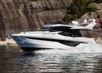 The 14.35-metre 460 Fly from Polish shipyard Galeon, launched in 2016, is one of the best boats in its class. The design of this motor gliding yacht with a flybridge was developed by Britishman Tony Castro. Although the three cabins can accommodate six guests, the maximum capacity of 460 Flys is twice as large. All thanks to tilting boards at the stern, which allow you to increase the cockpit area and create a space in which to communicate comfortably even a relatively large company.