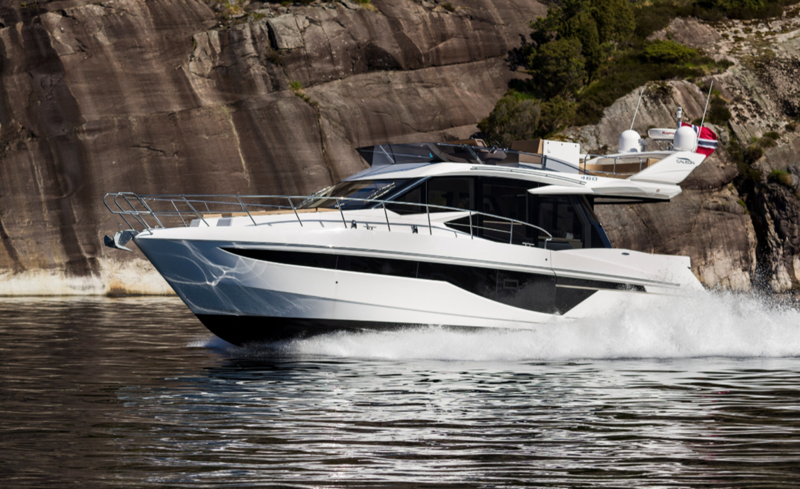 The 14.35-metre 460 Fly from Polish shipyard Galeon, launched in 2016, is one of the best boats in its class. The design of this motor gliding yacht with a flybridge was developed by Britishman Tony Castro. Although the three cabins can accommodate six guests, the maximum capacity of 460 Flys is twice as large. All thanks to tilting boards at the stern, which allow you to increase the cockpit area and create a space in which to communicate comfortably even a relatively large company.
