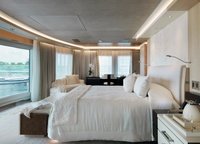 Для самых важных гостей планировкой предусмотрены VIP-апартаменты с  панорамным 180-градусным видом на море. Единственный минус в том, что такие красоты сон мигом снимут!