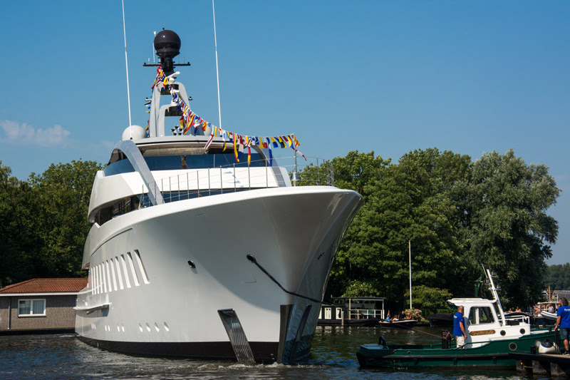 By the way, there's a heliport on the yacht.