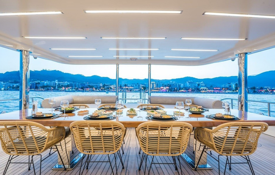 Tum Tour Yacht Deep Water
